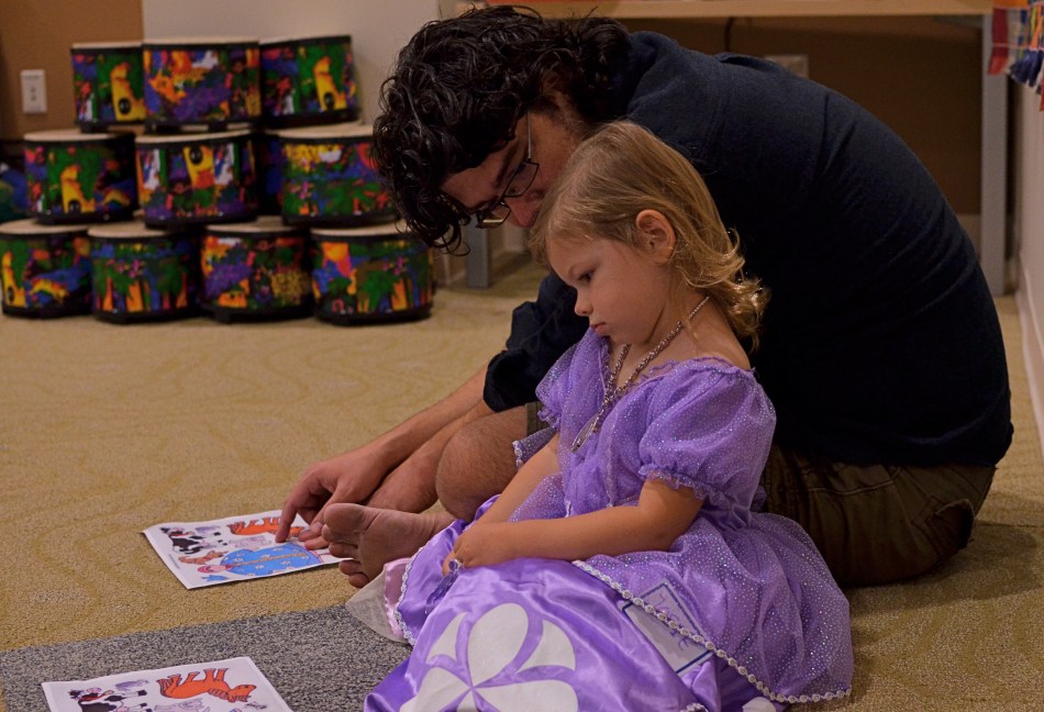 A quick father-daughter conference. 1/60 sec., f/3.5, ISO 640, 35mm.