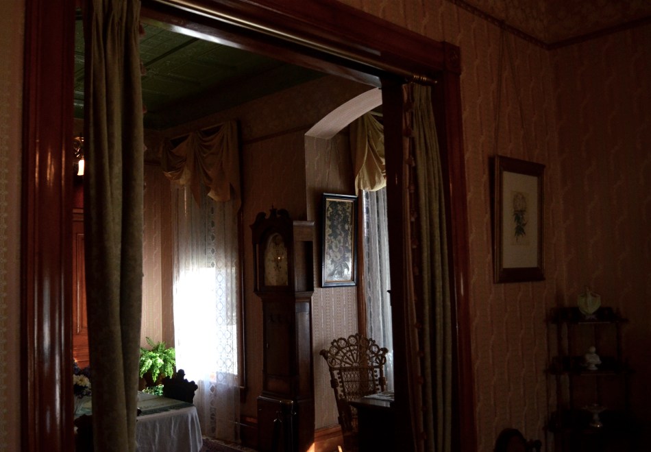 A wide-angle lens helps to open up shallow spaces. 1/50 sec., f/3.5, ISO 800, 18mm.