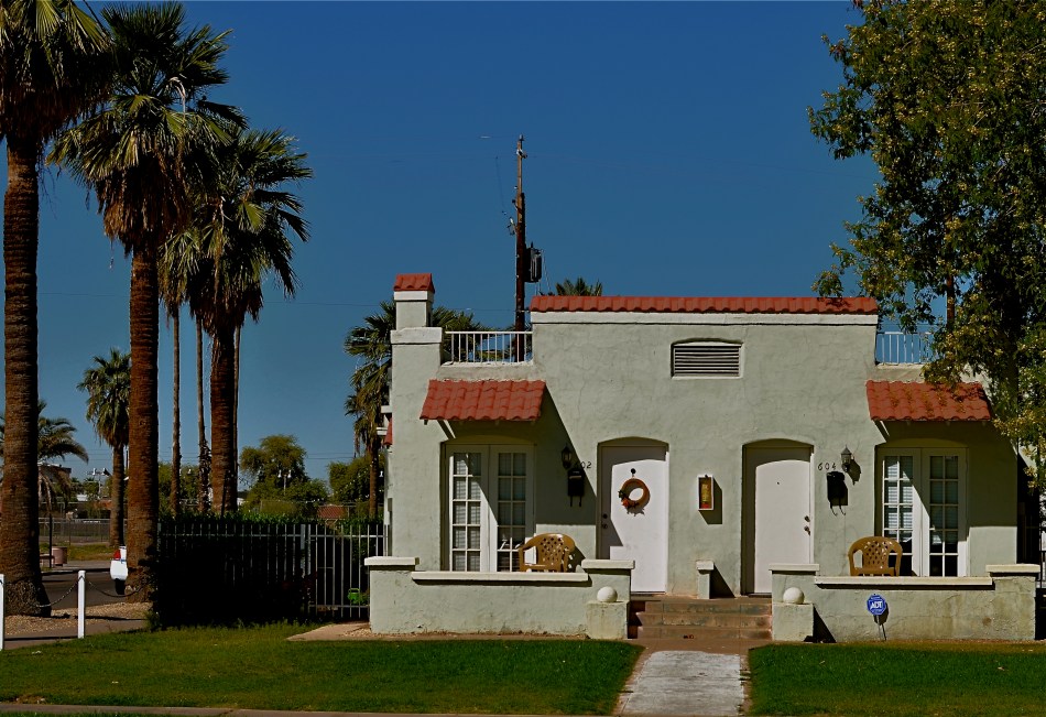 Happy Shining Houses: Two copies of the same image, balanced in Photomatix' Tone Compression algorhtyhm.1/1000 sec., f/5.6, ISO 100, 35mm