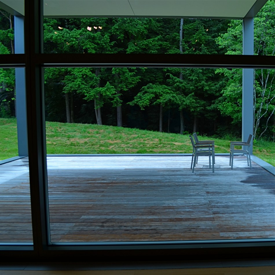 Would this image have worked better inside a completely standardized framing? 