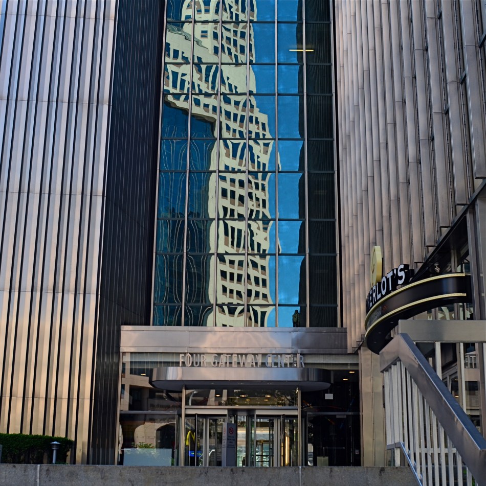 Metal alloys produce wide color variations under the right lighting conditions. 1/50 sec., f/5.6, ISO 100-24mm.