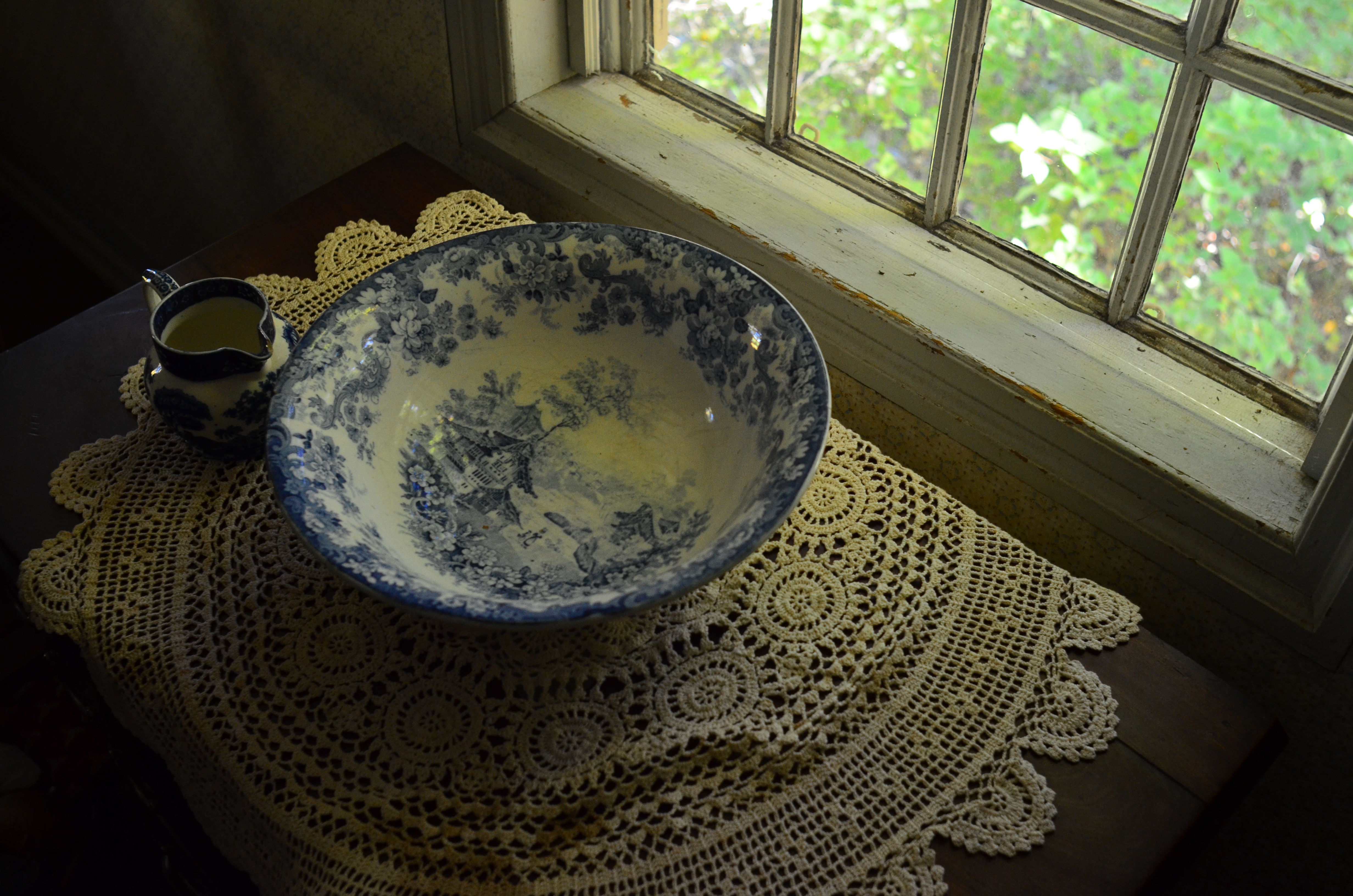 Over 90% of the Manse's original furnishings from the 18th century have been preserved.