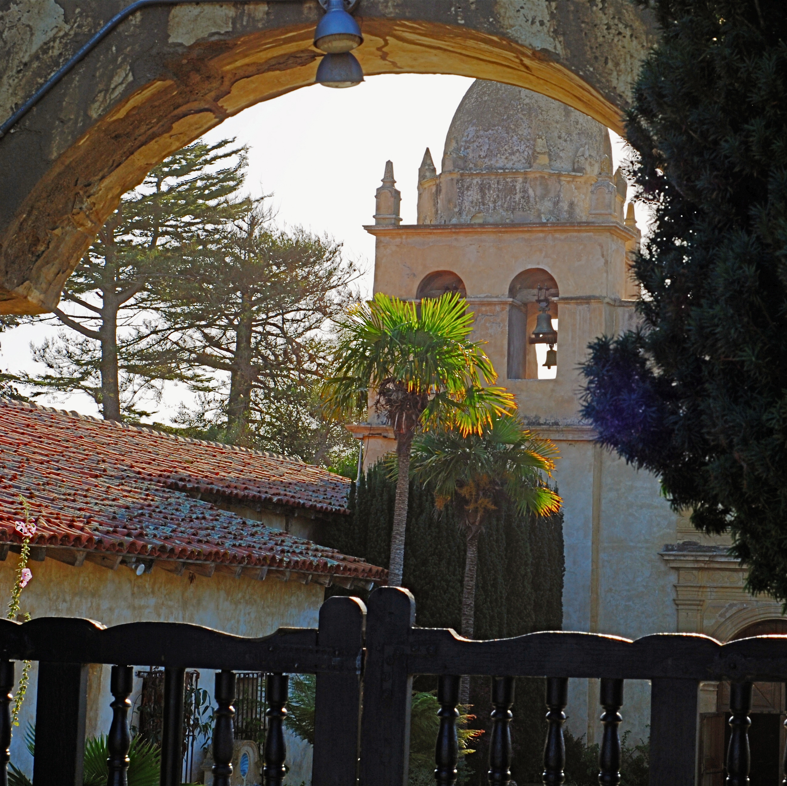 The first framing of this image included too much greenery on the right side. It was given a "secondary" framing with the archway.