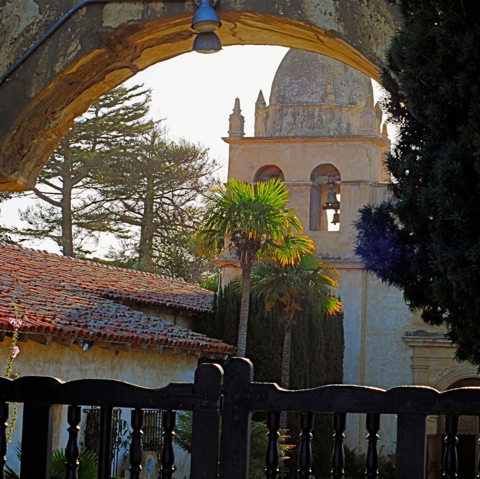 The first framing of this image included too much greenery on the right side. It was given a "secondary" framing with the archway.