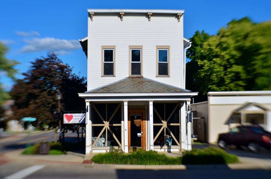 Storefront (2016). Details are used sparingly in the central building, less crucial in the rest of the frame.