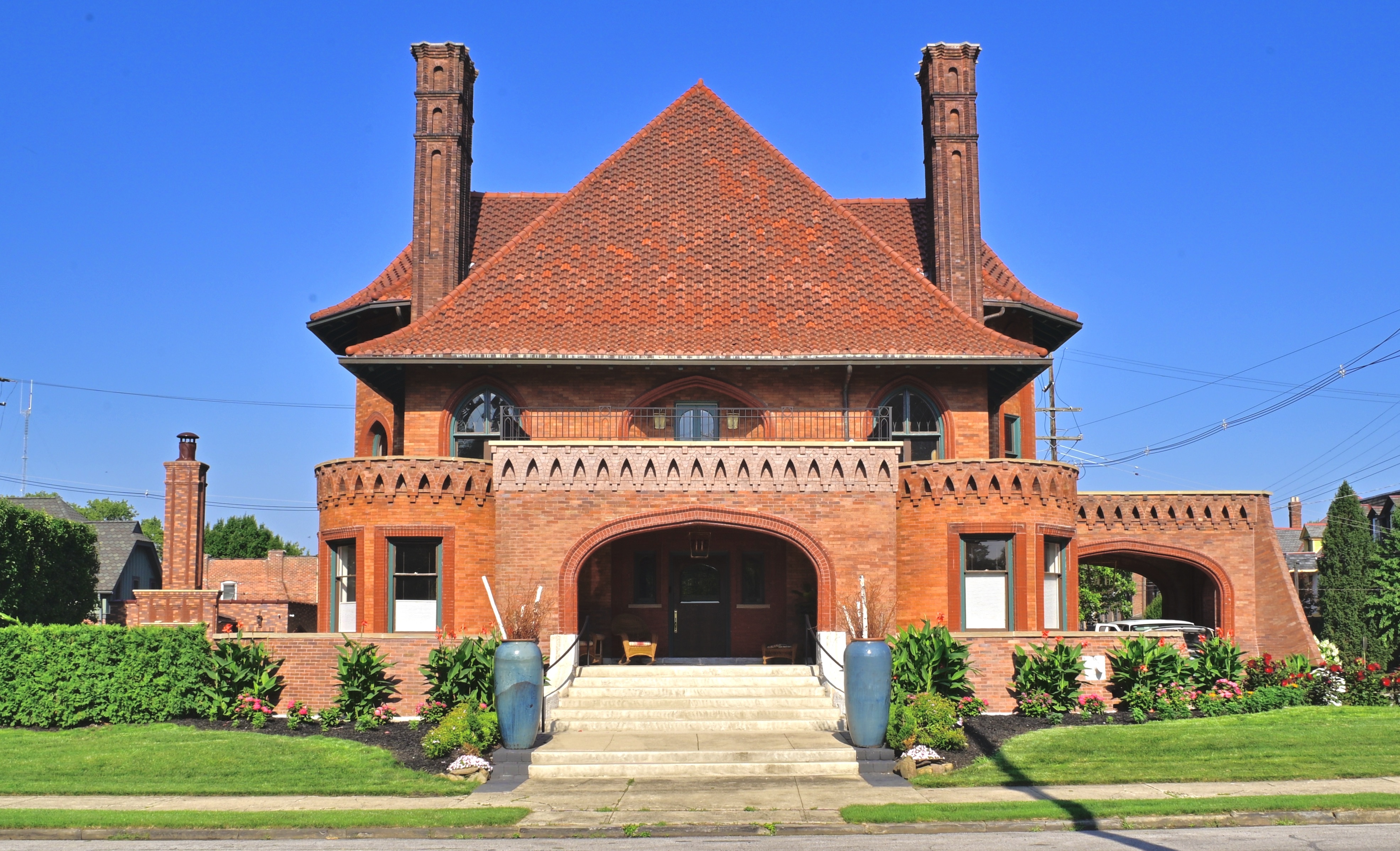 Sells House Full On EF